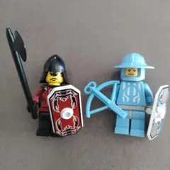レゴ　LEGO　ミニフィグ　２体　付き ホースバトルヘルメット　青　馬