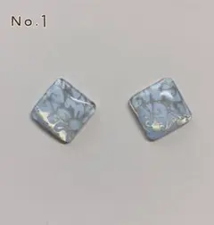 ハンドメイド　ピアス　レジン　ライトブルー　花柄