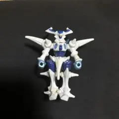 ロボットフィギュア 白と青のデザイン　ダンボール戦機
