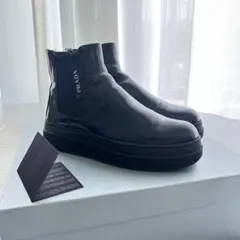 美品☆PRADA・レザー エンボスロゴ サイドゴア ショートブーツ