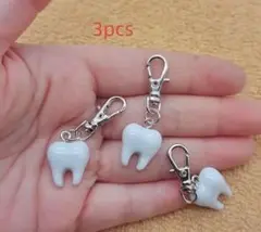 白い歯のアクリルキーホルダー3個