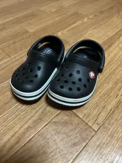 crocs ブラック キッズサンダル
