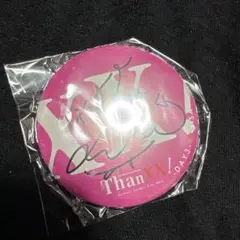 LISA サイン入りピンク缶バッジ