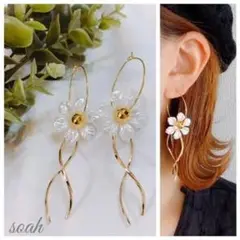 327＊ホワイトフラワー ひねりスティック フープピアス