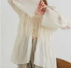 美品　kastane シャーリングシアーブラウス　アイボリー