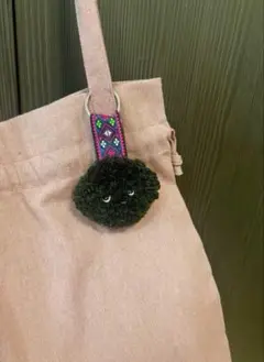 見てますよ 上目づかいのトイプードル ぬいぐるみキーホルダー