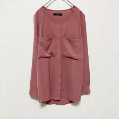 《le souk》長袖ブラウス　比翼ボタン　とろみ　胸ビックポケット　ノーカラー