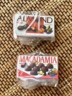 明治シャカシャカチャーム　 アーモンド　マカダミア チョコレート