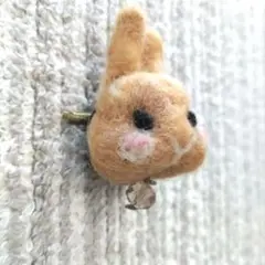 ハンドメイド　ウサギの羊毛フェルトブローチ