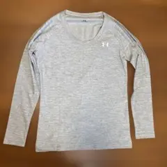 Under Armour グレー 長袖 トップス