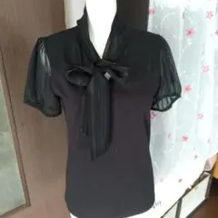 リボン付き黒半袖トップス