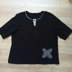 黒のレースアップネック半袖Tシャツ