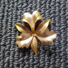 金色の花型ブローチ