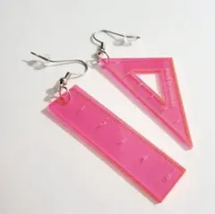 【メルカリ便】ピアス 三角定規 ピンク 変わった形ピアス*(^o^)/*
