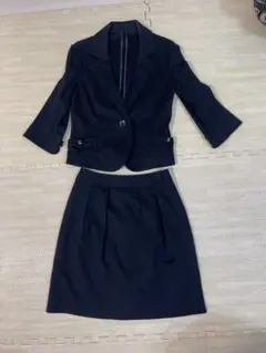 紺色のジャケットとスカートのセットスーツ
