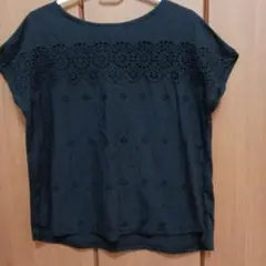 黒い刺繍入り半袖Tシャツ