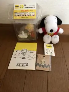 2013年スヌーピー展スヌーピーぬいぐるみ、バッチ、シュローダーフィギュア
