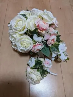 白い薔薇のブーケとブートニア