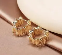 132アダムエロペ風ゴールドクリースフープピアス　LES BIJOUX　低アレ