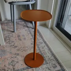 オレンジ色のモダンなサイドテーブル