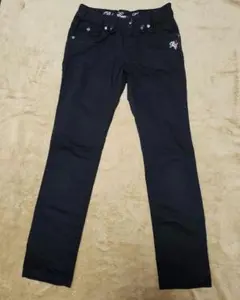 黒いスリムフィットボトムス