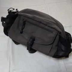 ビニール製のウエストポーチ