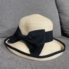 ベージュの広つば麦わら帽子 黒リボン付き
