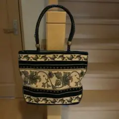 花柄のトートバッグ　黒とベージュ