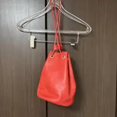赤い巾着型バッグ