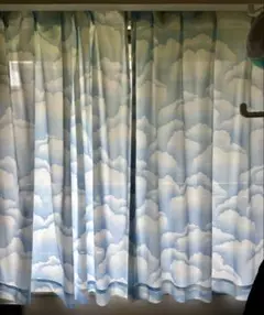 雲模様の青いレースカーテン