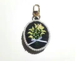 ミモザの花束にしがみつくくまのチャーム