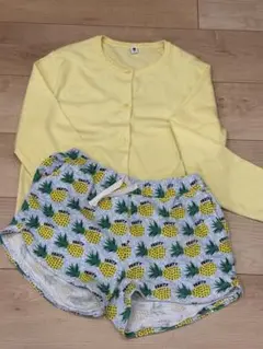 イエロー カーディガンとパイナップル柄ショートパンツ