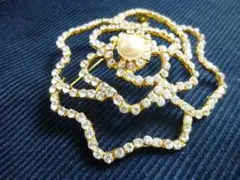 ラインストーン 繊細なブローチ ハンドメイド 薔薇