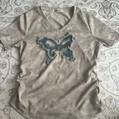 蝶刺繍グレーVネックTシャツ