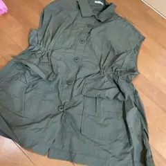カーキ色　ノースリーブベスト