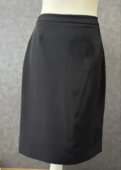 黒のひざ丈タイトスカート