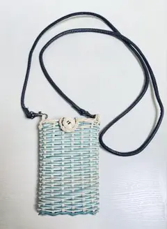 青と白の編み込みポシェット
