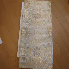 金色と白色の着物帯