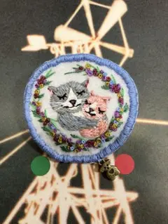 猫の刺繍ブローチ 仲直り