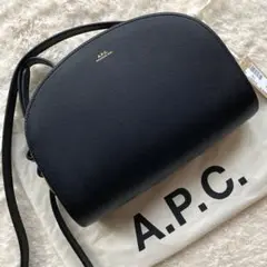 未使用に近い極美品✨️A.P.C ショルダーバック ハーフムーン エンボス 黒