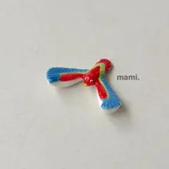 フェーヴ　飛んでいるカラフルな鳥　フランス　ミニチュア陶器　f-3578