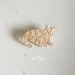 子猫のピンバッジ　北欧　ブローチ　ミナペルホネンがお好きな方へ　ネコ　プレゼント