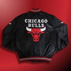 激レア　シカゴブルズ スタジャン　肉厚　NBA 両面刺繍ロゴ　ビッグサイズ シカゴブルズ サテン ジャケット スタジャン BULLS 赤 レッド 総