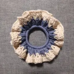 【夏休みラスト！セール中！】ハンドメイド くすみブルーとオフホワイトのシュシュ