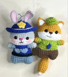 ウサギとキツネのキーホルダー、あみぐるみ。2 点