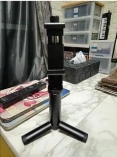 黒い折りたたみ式自撮り棒 三脚型