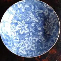 青い花柄の陶器ボウル