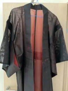 伝統的な和服　黒と赤のコンビネーション