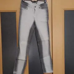 YEVSのジーンズ