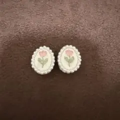 ハンドメイド　花柄刺繍オーバル型イヤリング